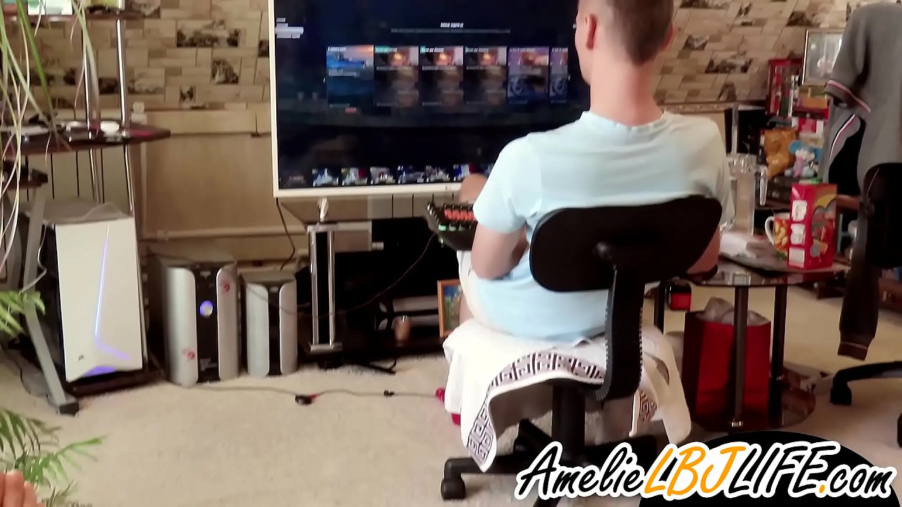 છોકરી બોયફ્રેન્ડ માટે કમ્પ્યુટર ગેમ્સ રમવા માટે સેક્સ ટોય સાથે હસ્તમૈથુન કરે છે