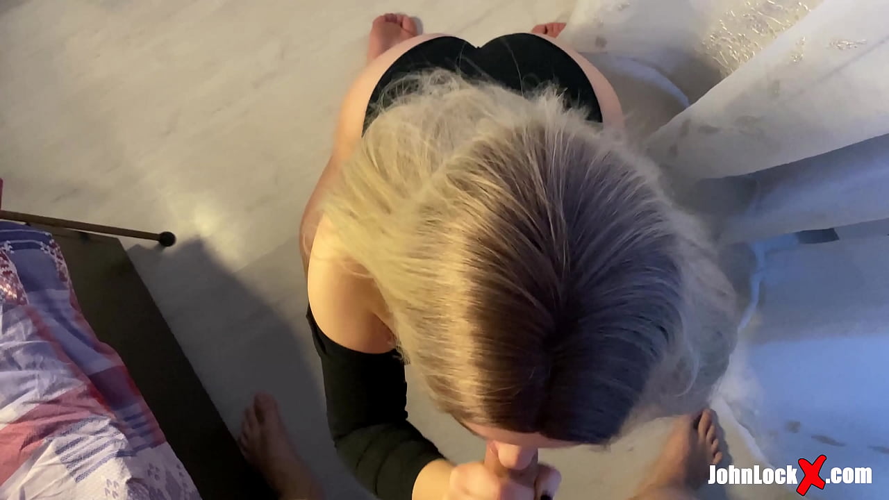 રેડહેડ સકિંગ ડિક અને અપ ફકિંગ, તેણીના ગર્દભ પર કમ મેળવવું